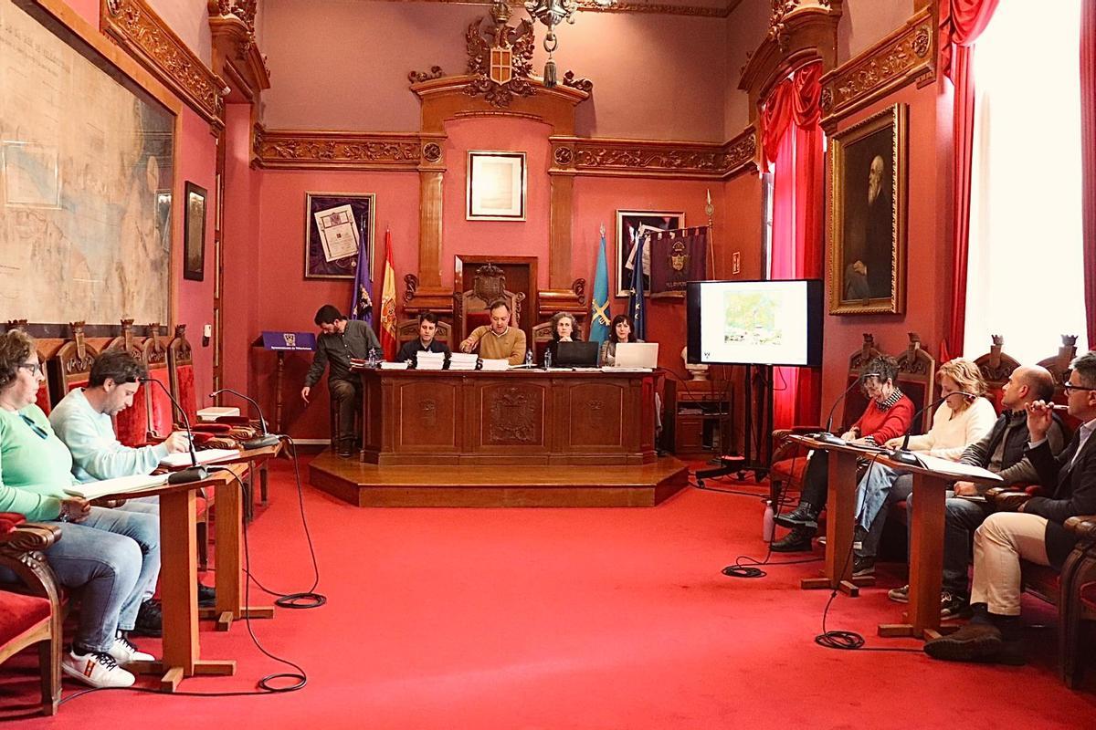 Los integrantes de la comisión especial y los redactores del plan durante la sesión