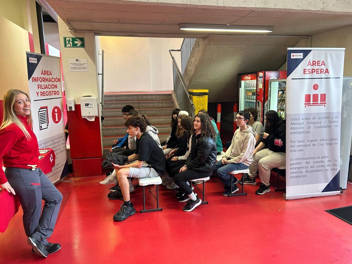 EN IMÁGENES: Simulacro de instalación de un albergue de emergencias con jóvenes de Pola de Siero