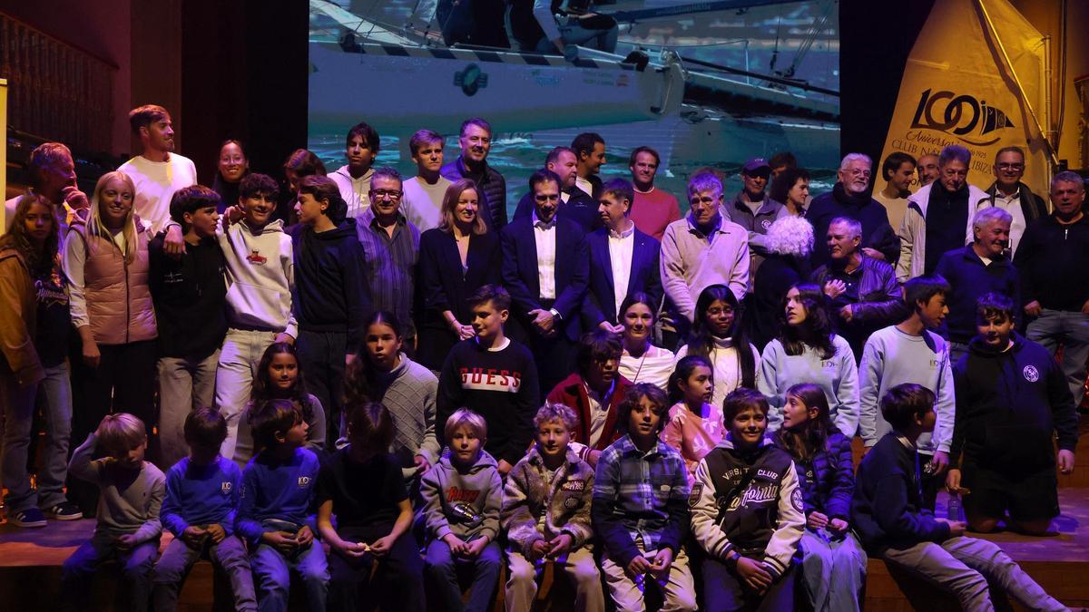 Foto de grupo tras la celebración de la gala del Club Náutico Ibiza.