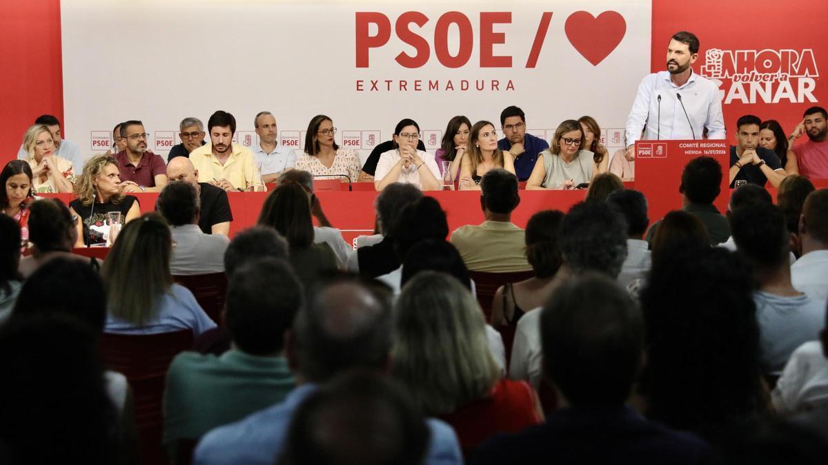 El secretario general del PSOE de Extremadura, Álvaro Sánchez Cotrina, interviene en el Comité Regional del partido, este jueves.