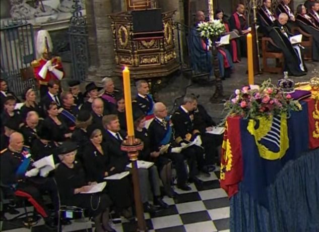 Felipe VI y Letizia, junto a los eméritos en el funeral de Isabel II.