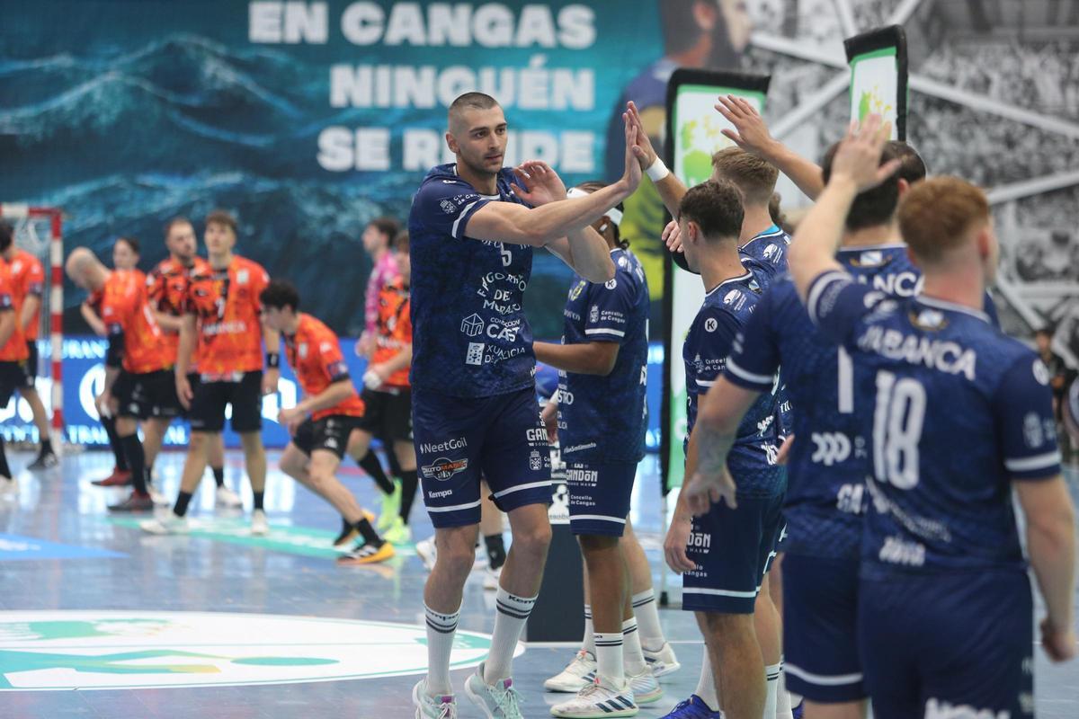 Fodorean saluda a sus compañeros en la presentación de un partido contra el Ademar León.
