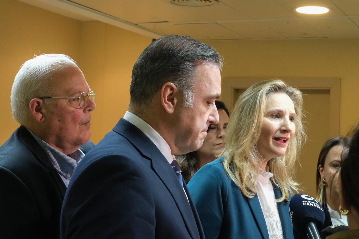 La portavoz en materia de Vivienda del Grupo Popular en el Senado, Paloma Martín; junto a la senadora autonómica del PP por Canarias, Rosa Viera; y la secretaria ejecutiva de Vivienda de los populares a nivel autonómico, Jennifer Curbelo, celebran un encuentro de trabajo con representantes del sector para dar a conocer el Plan nacional de Vivienda del Partido Popular.