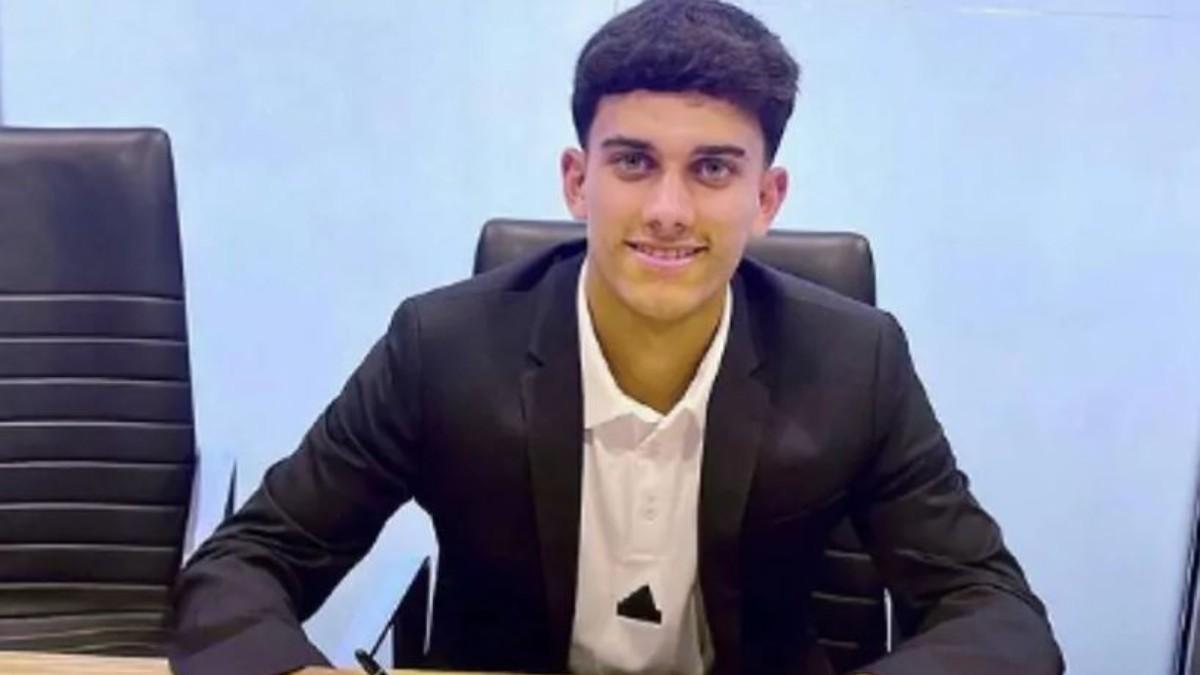 El hijo de Reyes firmó su primer contrato profesional