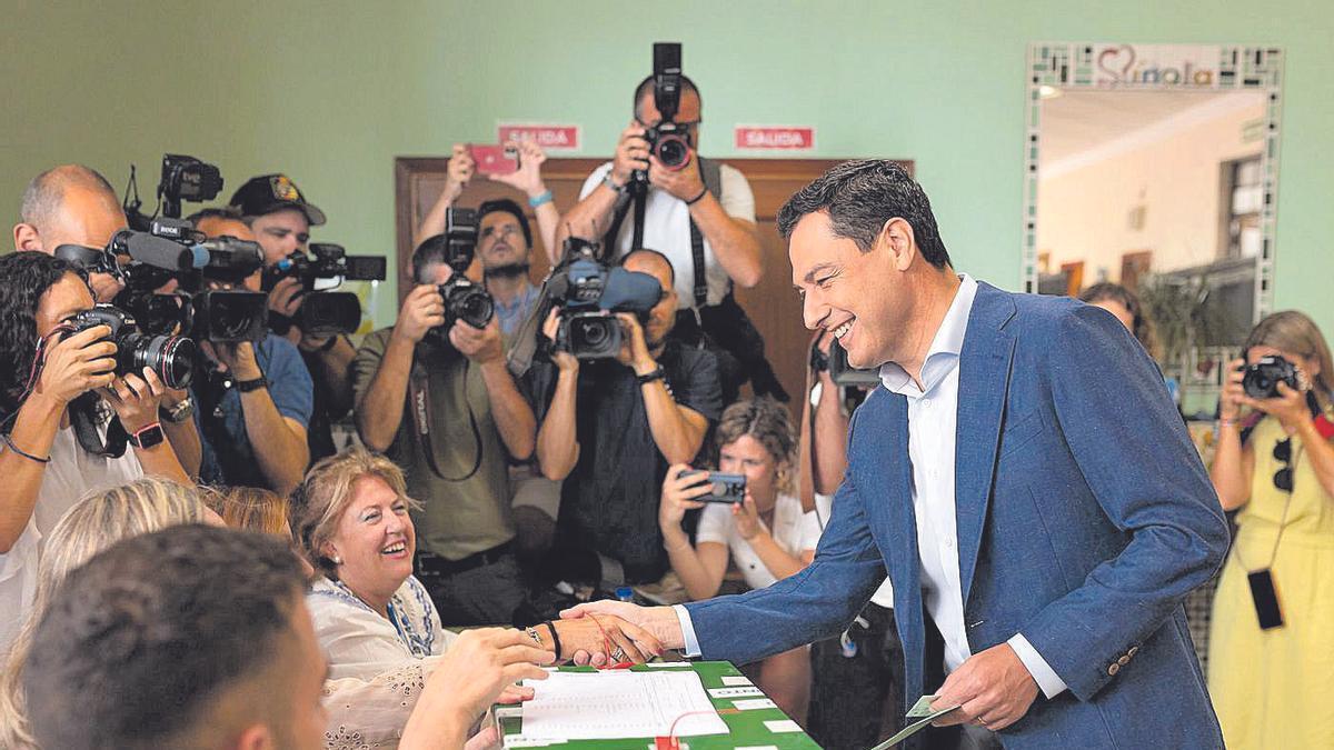 Juanma Moreno durante las votaciones de 2022
