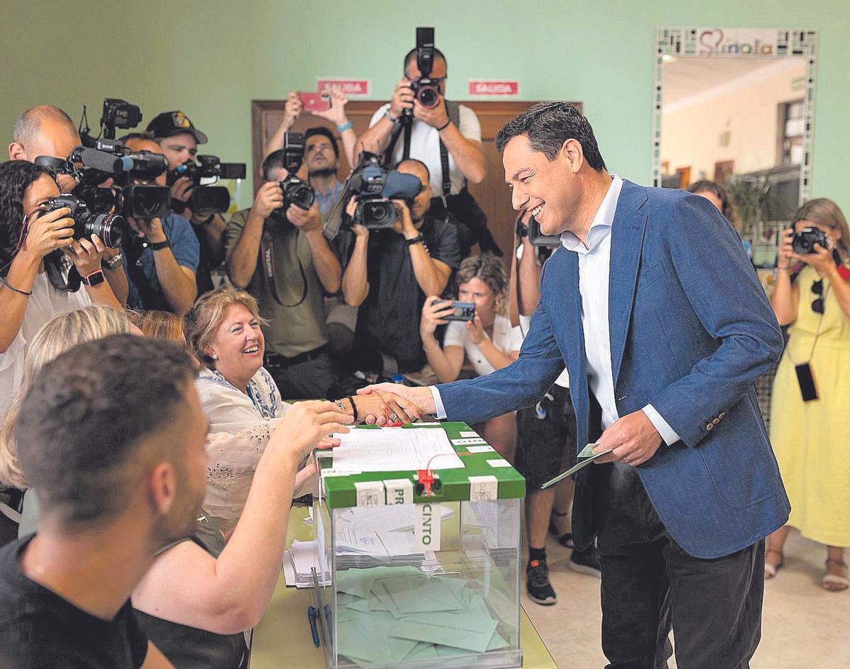 El presidente andaluz Juanma Moreno vota en las pasadas elecciones andaluzas