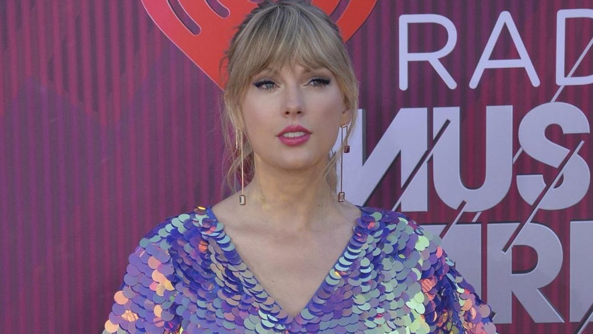 Taylor Swift reaparece en la alfombra roja con look y pelo fantasía