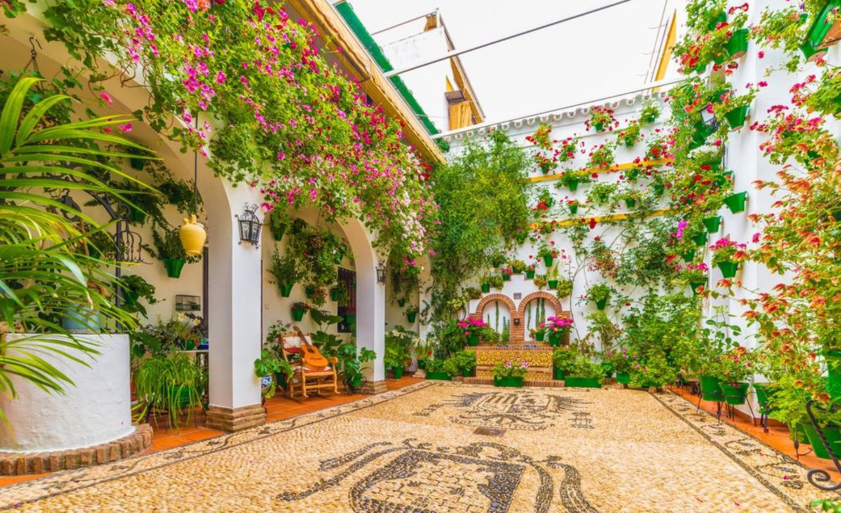 Un patio lleno de flores en Córdoba.