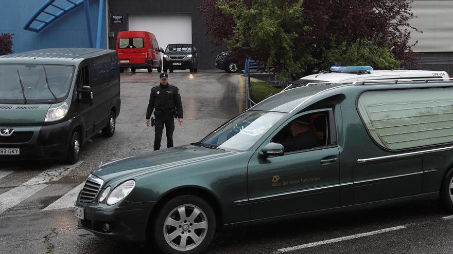 Un coche fúnebre en el Palacio de Hielo en Madrid.