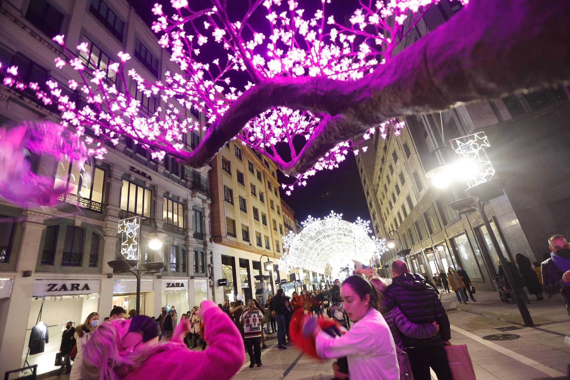 El espíritu navideño desborda de luz y de gente las calles de Oviedo