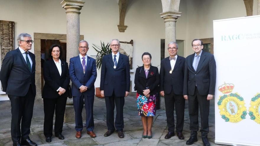 Manuel Pérez, Pilar Bermejo, Juan Lema, Antón Costas, Rosario Álvarez, Alberto Gago y Alberto Díez de Castro, ayer, en el compostelano Pazo de San Roque, durante el acto.