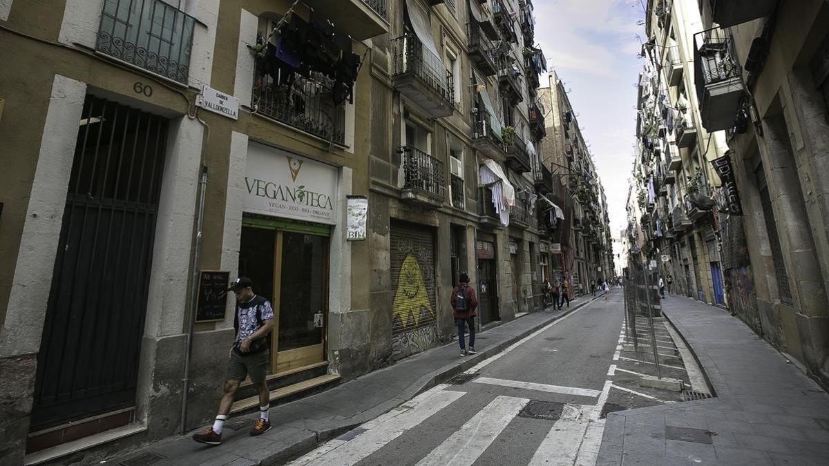 Imagen de la calle de Valldonzella a la altura del número 58, donde los vecinos denuncian la apertura de un narcopiso