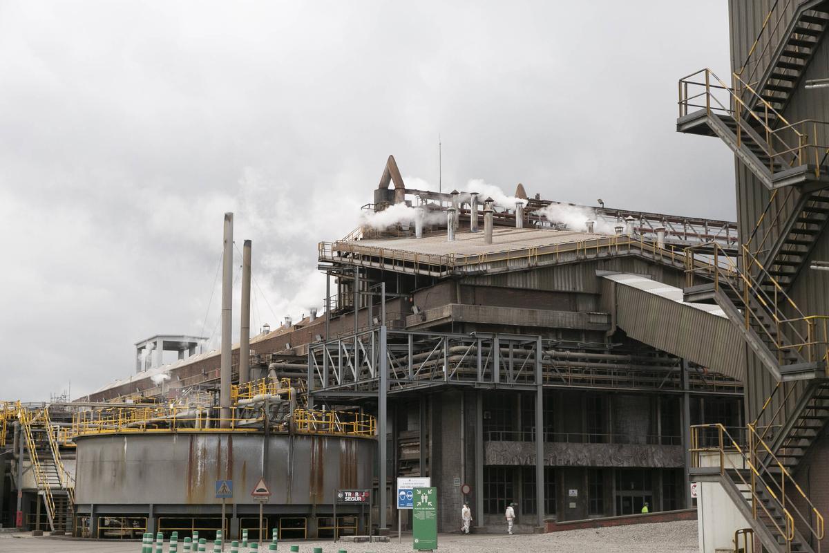 Instalaciones de Asturiana de Zinc, en San Juan de Nieva.