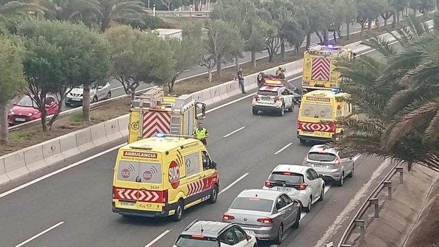 La DGT cambia las normas: los conductores canarios tendrán que apartarse para crear un carril de emergencia en los atascos desde el 1 de octubre