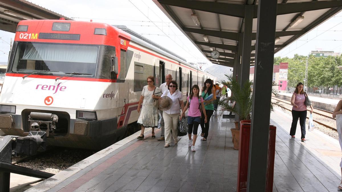 Imagen de archivo de un tren en la estación de Xàtiva.