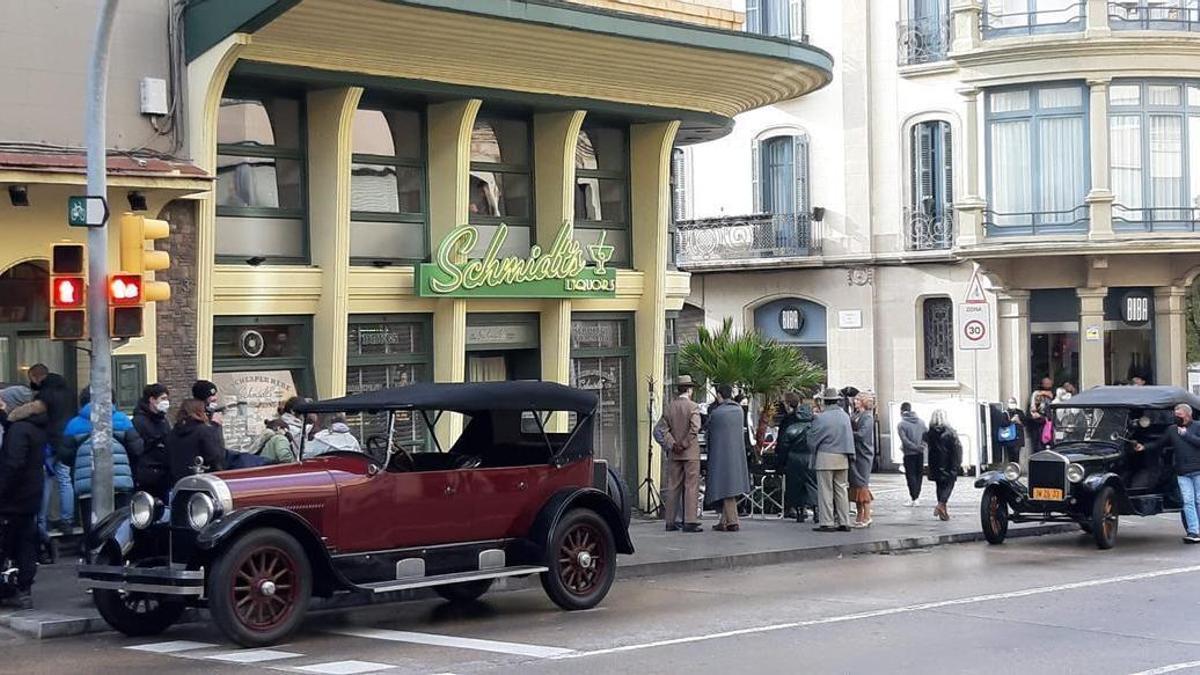 El bar restaurant Miami de Manresa reconvertit en una cocteleria pel rodatge del film "Marlowe"