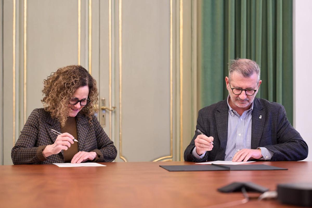La 'consellera' de cultura y alcalde de Sant Cugat firman el convenio
