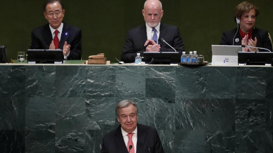 Ban Ki-moon aplaude a su sucesor, António Guterres.