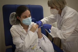 La OMS pide a las farmacéuticas un "aumento masivo de producción" de vacunas