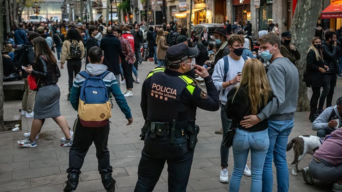 Barcelona 14 03 2021 Sociedad  Ambiente en la calle zona paseo del Born  Botellon   AUTOR  Manu Mitru