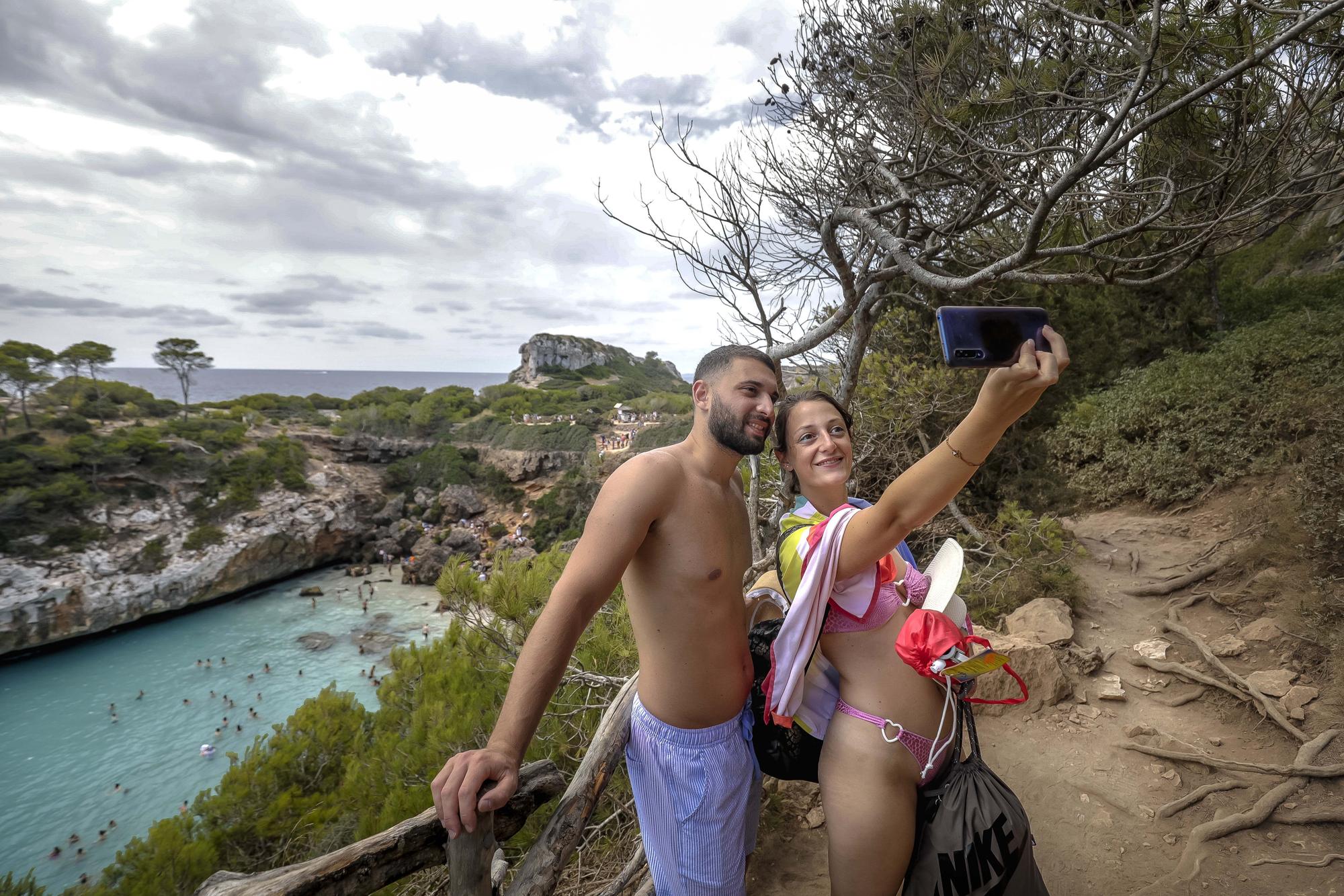 Fotos | El Caló des Moro, saturado de turistas