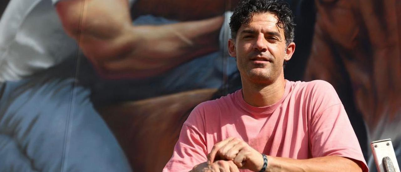 Pablo Loyola Medina junto a su creación.