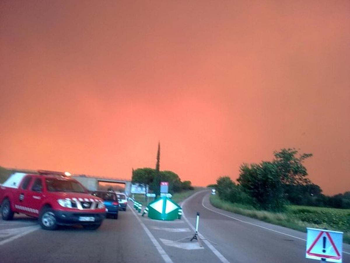 Isabel Niebla envía esta imagen con un cielo rojizo tomada en la carretera de Llançà a Figueres a las cuatro y media de la tarde.