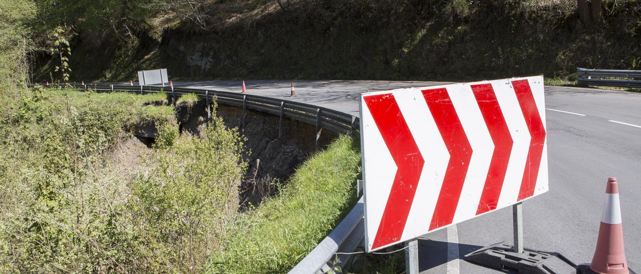 La carretera de Santo Emiliano, a la altura de La Granda, donde se produjo el suceso