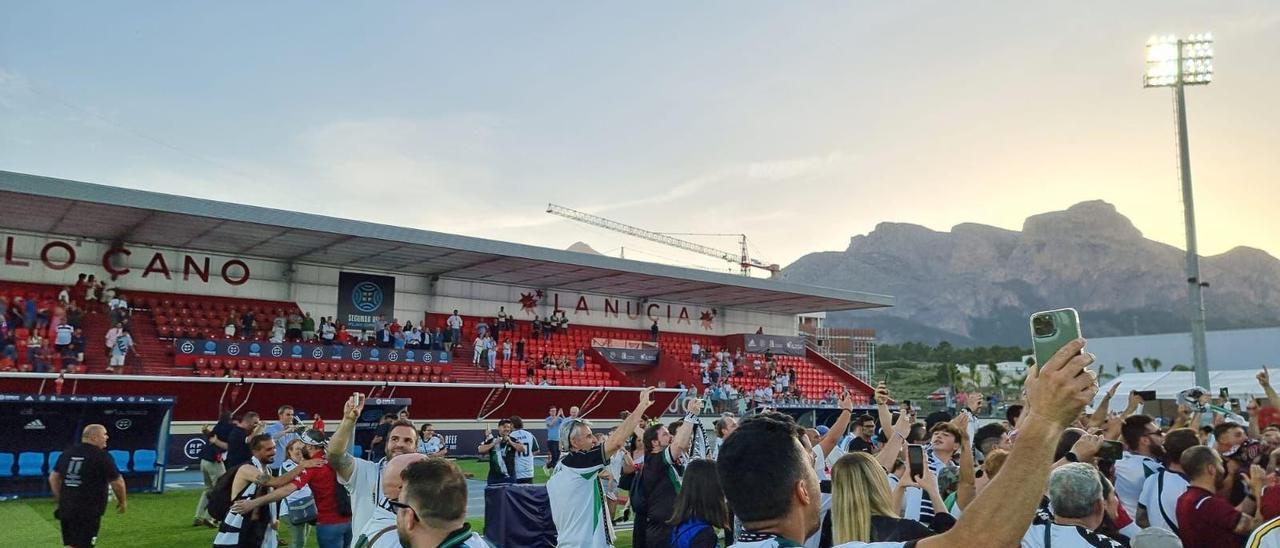 Aficionados del Mérida, celebrando el ascenso en el césped.