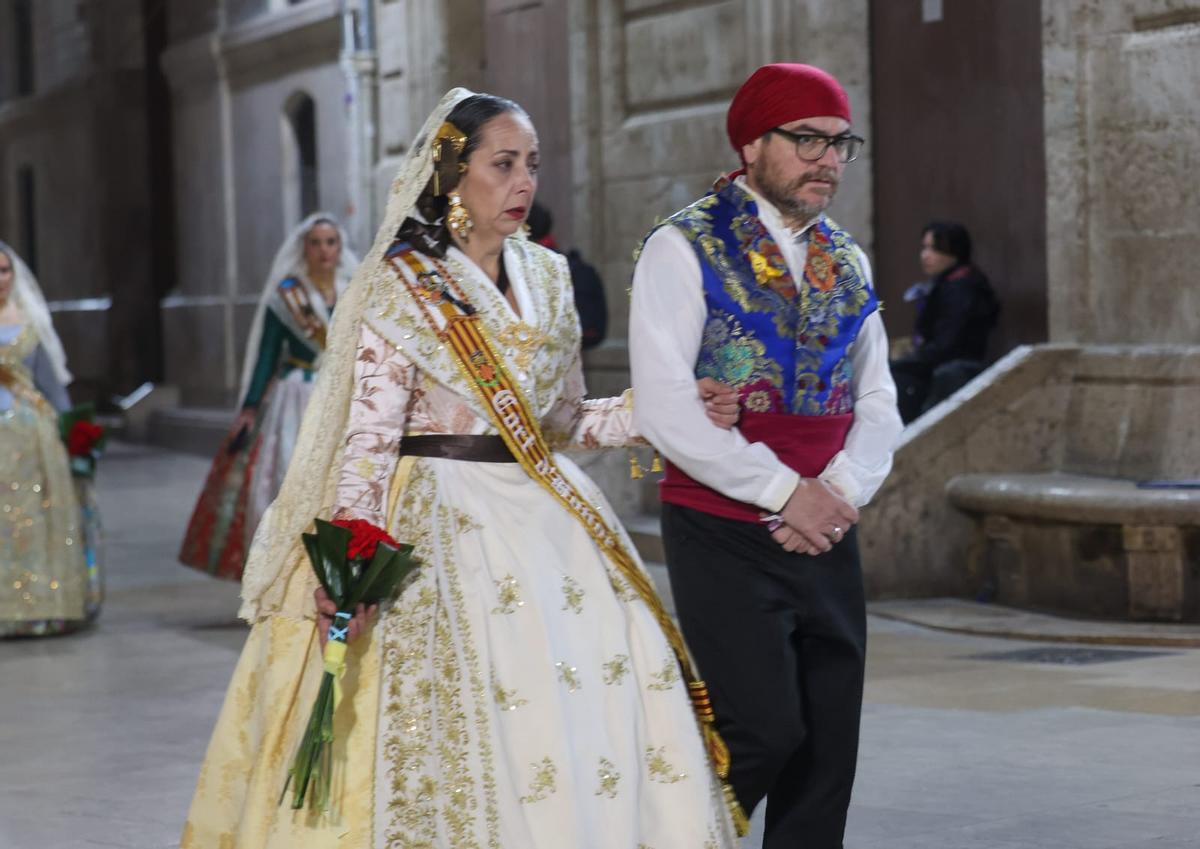 Los padres de Nerea entrando en la plaza de la Virgen. La madre viste el traje de su hija fallecida hace apenas cinco meses.