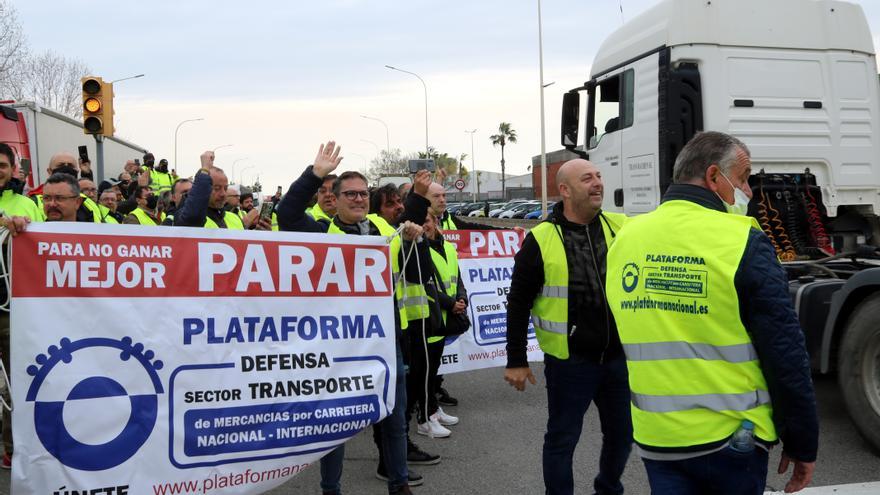 Vaga transportistes: Nou tall a la Ronda Litoral de Barcelona en contra de l&#039;encariment del preu del combustible