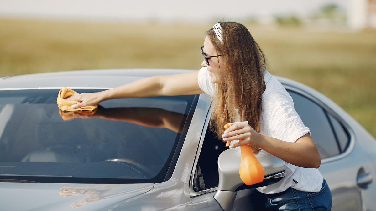 Así se limpia fácilmente la luna de tu coche.