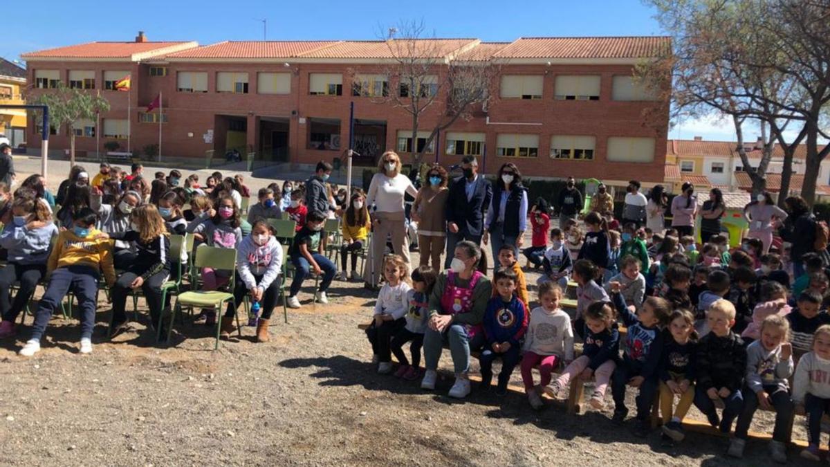 Los alumnos se fotografiaron junto a un helicóptero. A la derecha, en labores de limpieza.