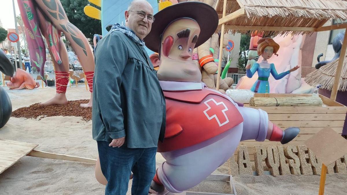 Toni Martí, junto a su ninot en la falla de Corea.