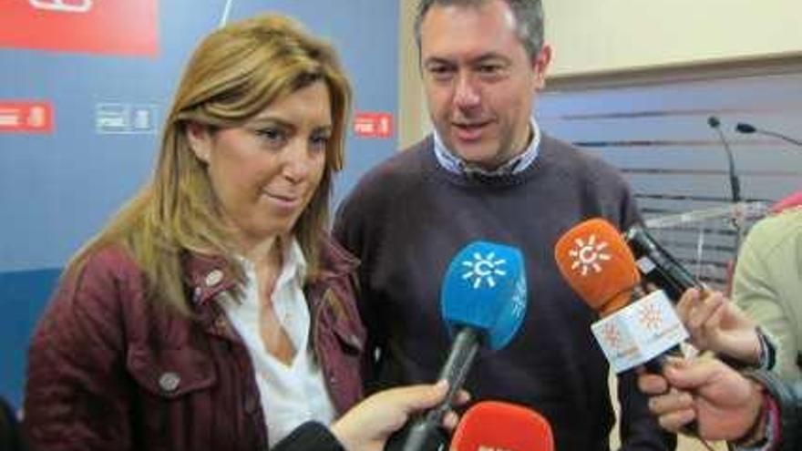 La consejera de Presidencia, Susana Díaz, atiende a los medios, ayer.