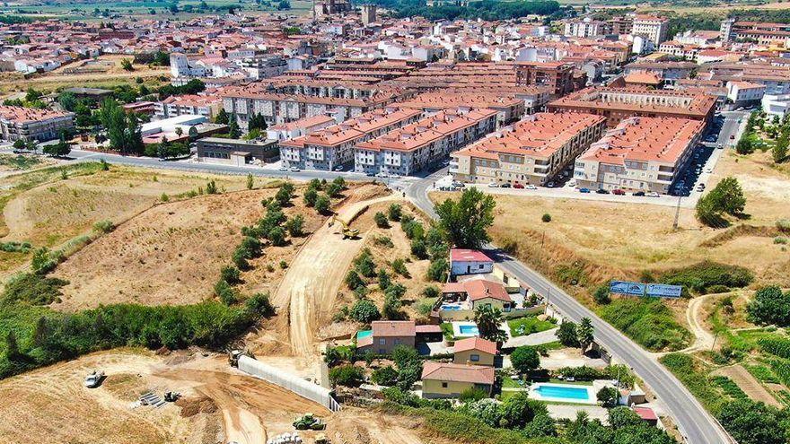 El desarrollo urbanístico de Coria, todavía carece de Plan General.