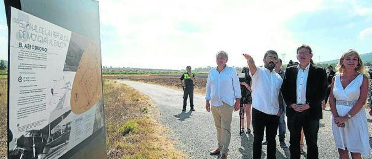 El presidente de la Generalitat y la consellera de Justicia, Gabriela Bravo, en Monòver, de donde partió al exilio Negrín.