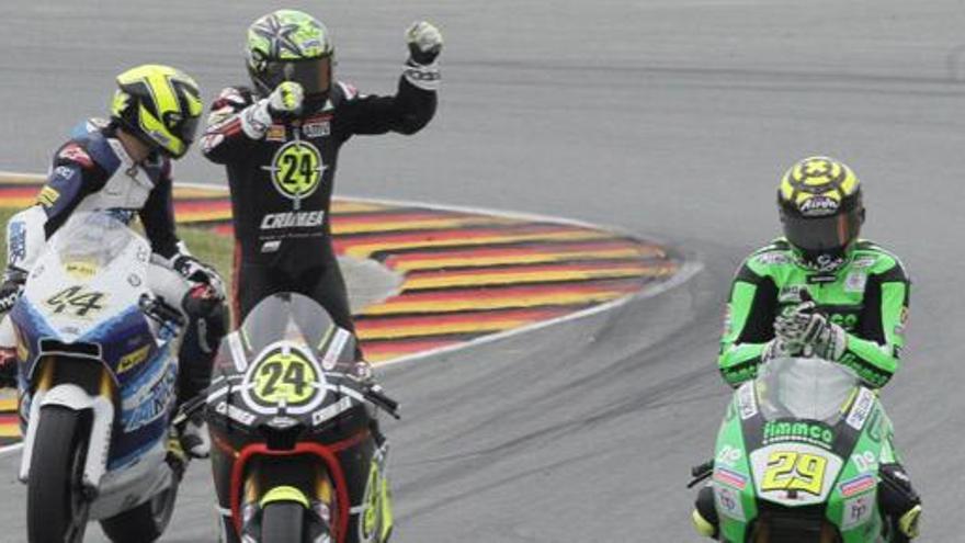 Toni Elías reacciona al lado de Andrea Iannone y Roberto Rolfo, después de ganar el Gran Premio de Alemania.