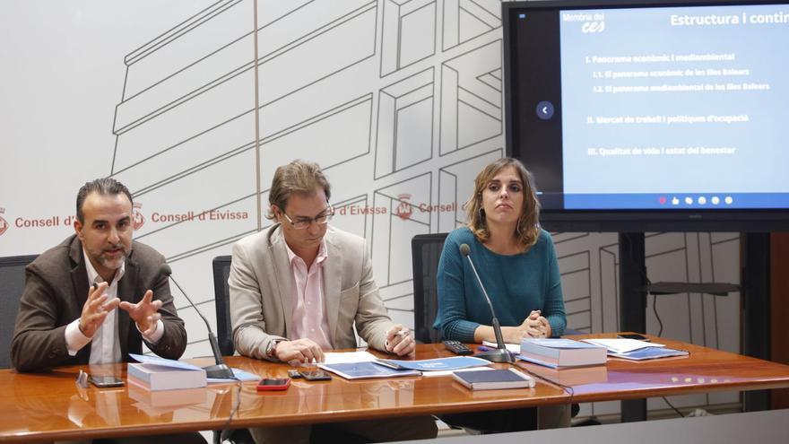 El presidente del CES, Rafel Ballester, el conseller de Hisenda de Eivissa, Salvador Losa, y la jefa de estudios del CES, Anna Grau. | J.A.RIERA