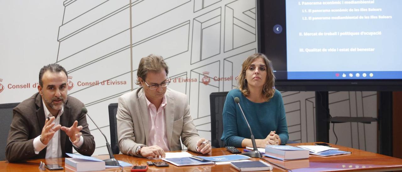 El presidente del CES, Rafel Ballester, el conseller de Hisenda de Eivissa, Salvador Losa, y la jefa de estudios del CES, Anna Grau. | J.A.RIERA