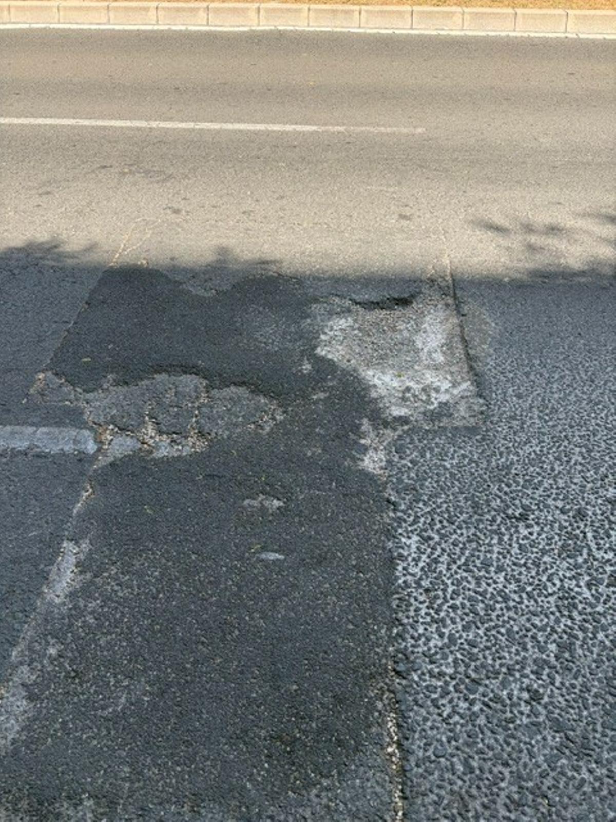 Estado de la calzada en la avenida Sanchís Candela de Alicante