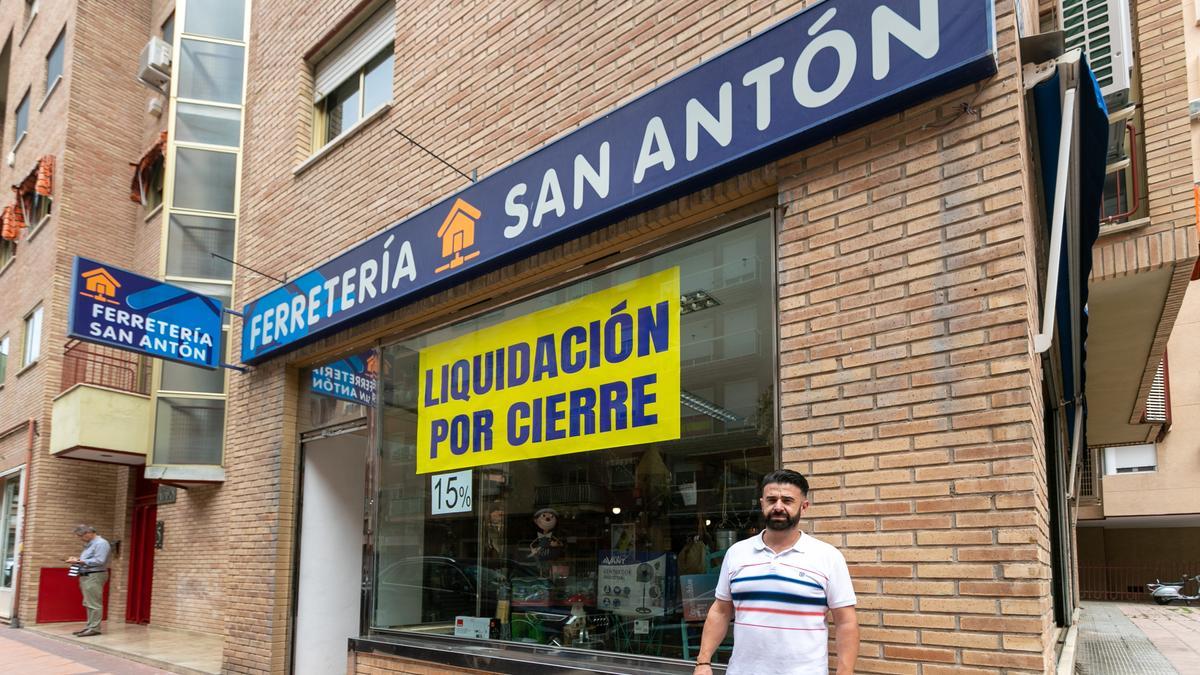 Ginés Monserrate, en el exterior de la Ferretería San Antón de Murcia, que cierra tras 35 años.