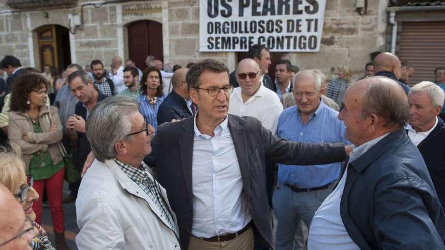 Feijóo charla con los vecinos en Os Peares, delante de la casa en la que creció.