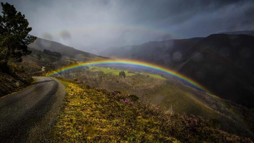 La espectacular imagen del arcoiris en Allande que muestra el paraíso asturiano