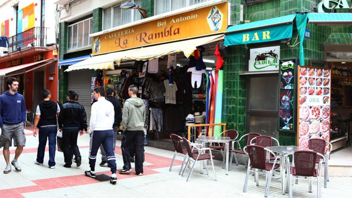 Jóvenes en el centro de Calella.