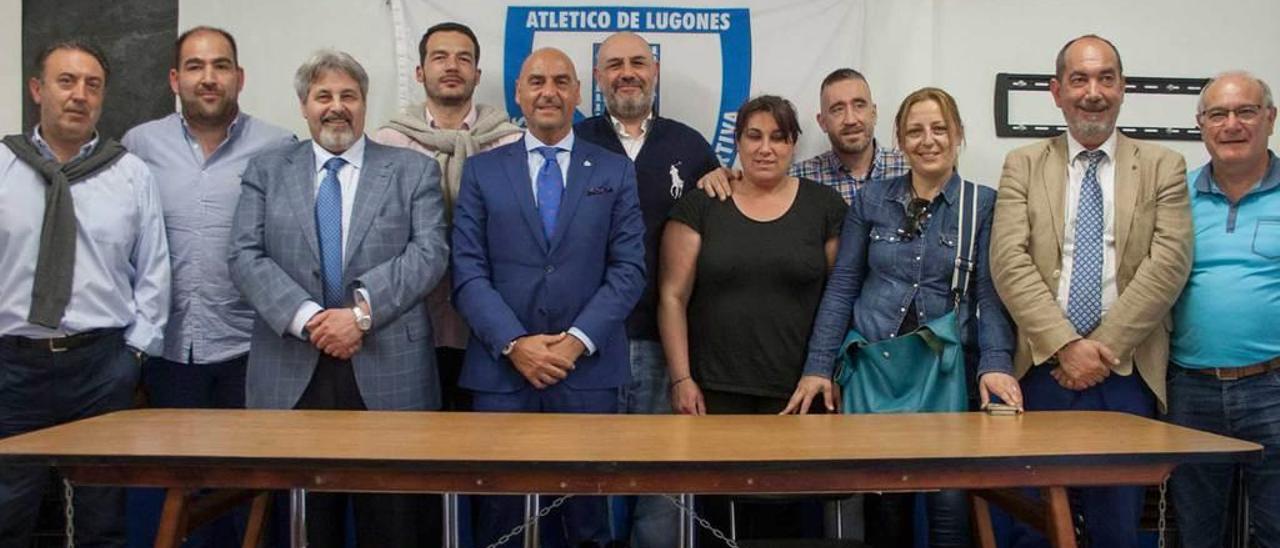 La nueva directiva del Lugones, con Víctor Castañón a la cabeza (en el centro), ayer, en su presentación en las dependencias del club.