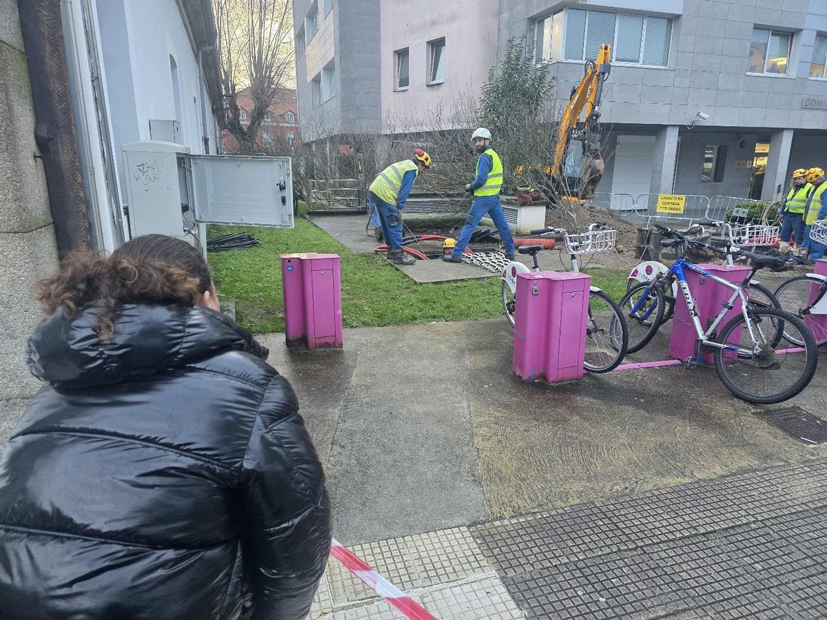 Una operaria pide explicaciones a los operarios.