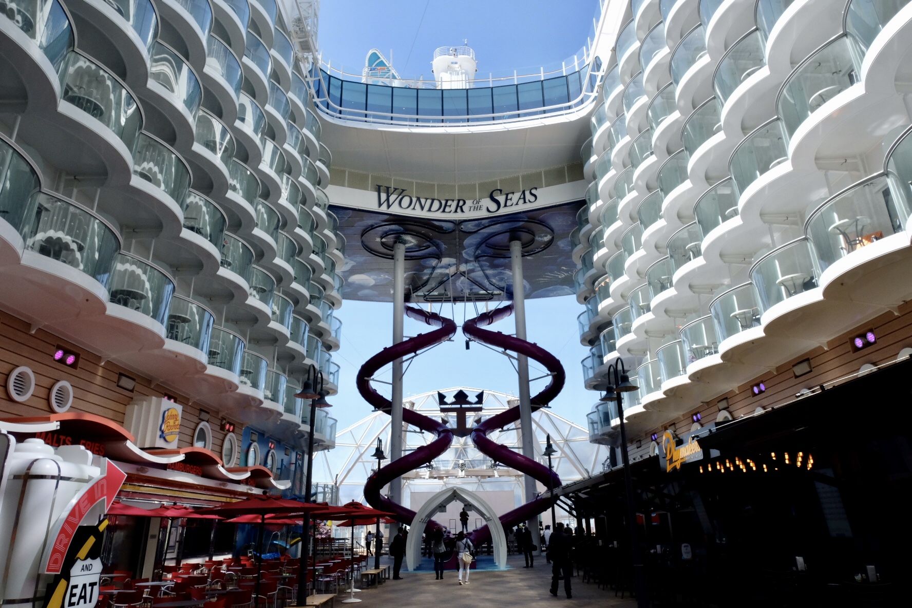 El 'Wonder of the seas', el crucero más grande del mundo, en el puerto de Málaga