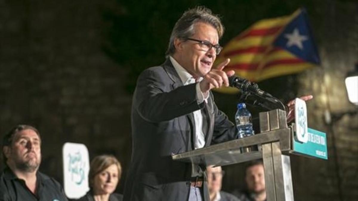 Mas pronuncia su discurso en el mitin de Junts pel Sí, en presencia de Junqueras y Forcadell, ayer en Sabadell.