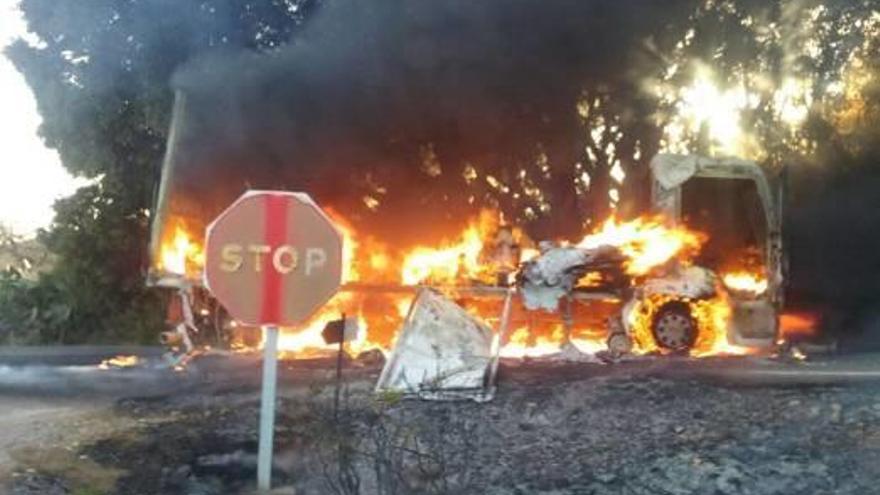 Imagen del incendio en el camión.